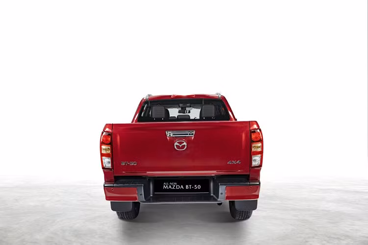 Phía sau xe nổi bật với cụm đèn được thiết kế dạng tròn đặc trưng. Cản sau tích hợp cảm biến đỗ xe cùng thiết kế mới với bậc lên xuống được hạ thấp giúp lên/xuống khoang chở hàng dễ dàng hơn. Đặc biệt, camera lùi trên Mazda BT-50 Thế hệ mới được tích hợp trên tay mở nắp thùng sau được hoàn thiện mạ chrome.