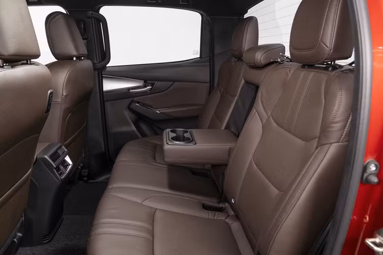 Bên cạnh những đột phá về thiết kế ngoại thất, All New Mazda BT-50 cũng được đánh giá cao nhờ những tiện ích như đèn pha có chức năng bảo vệ bình điện, đèn pha tự động, gạt mưa tự động, thiết kế gạt mưa cải tiến, kính chắn gió ngăn tia hồng ngoại. Đặc biệt, All New Mazda BT-50 lần đầu tiên được trang bị chức năng đèn chờ dẫn đường “Coming Home Light”, giúp chiếu sáng không gian phía trước xe trong khoảng 30 giây sau khi xe tắt máy và khóa cửa.