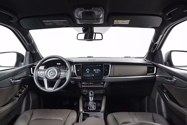Lấy cảm hứng từ những chiếc SUV cao cấp của Mazda, All New Mazda BT-50 gây chú ý với lưới tản nhiệt kích thước lớn được đặt cao với các thanh ngang to bản kết hợp với cụm viền chrome tạo khối ba chiều đặc trưng thiết kế của Mazda. Cụm đèn trước thiết kế tinh gọn, sắc nét với ống đèn pha được cách điệu hình trụ viền LED tạo dáng vẻ táo bạo phần đầu xe. Cụm đèn cản tích hợp đèn báo rẽ, đèn chạy ban ngày và đèn sương mù dạng LED.