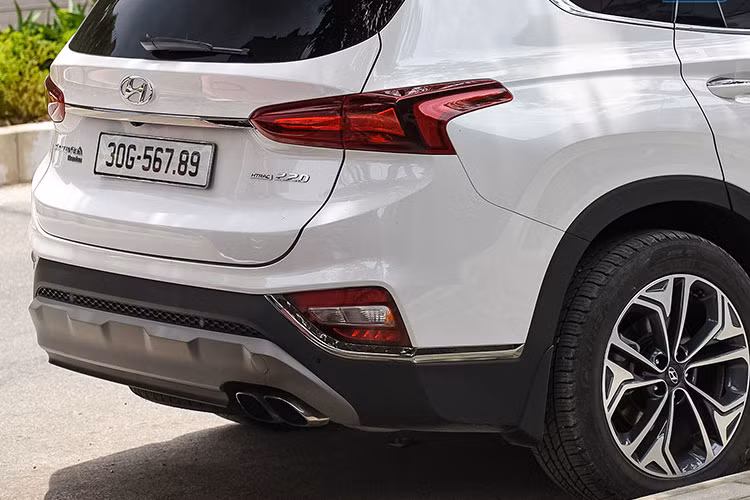 Hyundai SantaFe 2020 tại Việt Nam sở hữu thông số dài x rộng x cao lần lượt là 4.770 x 1,890 x 1.680 (mm), trục cơ sở đạt 2.765mm. Phiên bản máy dầu cao cấp được trang bị khối động cơ eVGT, dung tích 2.2L cho công suất 200 mã lực và mô-men xoắn cực đại 441Nm, kết hợp cùng hộp số tự động 8 cấp. Chiếc Hyundai SantaFe trong bài thuộc phiên bản máy dầu cao cấp có giá niêm yết 1,245 tỷ đồng.
