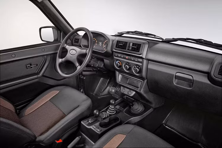 Dù là phiên bản nâng cấp nhưng Lada Niva Bronto 2021 lại được trang bị nội thất khá lạc hậu, gợi liên tưởng đến những mẫu ô tô ra đời trong thập niên '80.