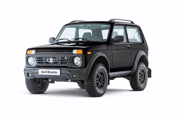 Bù lại, Lada Niva Bronto 2021 lại có chiều cao gầm 240 mm, cầu sau gia cố và giảm xóc cải tiến. Bên cạnh đó là hệ dẫn động 4 bánh, khóa vi sai cầu trước và cầu sau tiêu chuẩn. Ngoài ra, mẫu SUV của người Nga còn có khóa vi sai trung tâm tiêu chuẩn.