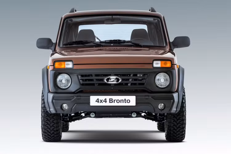 Theo hãng Lada, mẫu SUV việt dã này được bổ sung cụm điều khiển trung tâm cải tiến với hệ thống điều hòa mới, ghế thoải mái hơn và vật liệu cách âm bổ sung. Tuy nhiên, xe không hề có hệ thống thông tin giải trí như những mẫu ô tô đời mới hiện nay.