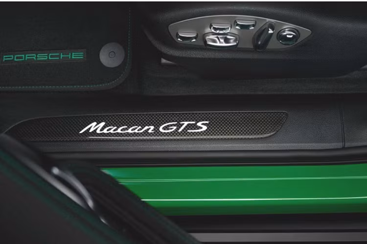 Diện mạo của Porsche Macan 2022 không có nhiều thay đổi, vẫn là sự kết hợp hài hòa giữa đường nét bo tròn, mềm mại cùng các chi tiết trang trí sắc sảo và hiện đại. Bộ mâm giờ đây có đến 7 thiết kế khác nhau với kích thước từ 19 inch đến 21 inch. Không chỉ vậy, khách hàng giờ đây còn có nhiều lựa chọn cá nhân hóa Macan hơn từ bộ phận Porsche Exclusive Manufaktur.