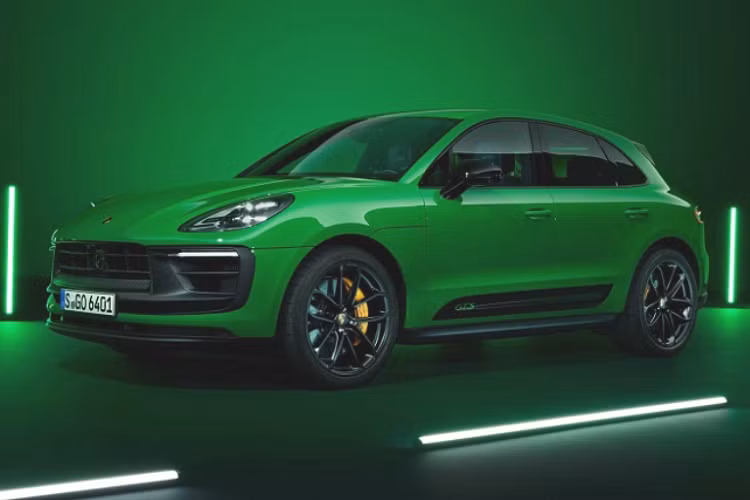 Về mức giá xe Porsche Macan 2022 bán ra khởi điểm từ 54.900 USD (khoảng 1,26 tỷ đồng), trong khi hai phiên bản cao cấp hơn là Macan S và Macan GTS có mức giá khởi điểm lần lượt là 65.400 USD (khoảng 1,5 tỷ đồng) và 79.000 USD (khoảng 1,82 tỷ đồng). Theo kế hoạch, Porsche Macan 2022 sẽ có mặt tại thị trường châu Âu vào tháng 10 năm nay.