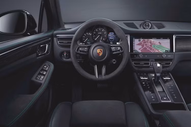 Ngoài ra, Porsche Macan GTS còn nhận được nhiều gói trang bị tùy chọn như Sport Chrono Package, Porsche Torque Vectoring Plus và nhiều chi tiết trang trí độc quyền: gương chiếu hậu Sport Design sơn đen bóng, bộ mâm GT Design 21 inch đi kèm lốp hiệu suất cao, ghế ngồi thể thao chỉnh điện 18 hướng cùng các tấm ốp đen ở đầu xe, hông xe và đuôi xe.