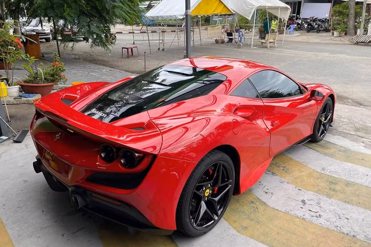 Ngoại hình của Ferrari F8 Tributo gây ấn tượng mạnh với đèn pha LED hình chữ L vuốt sắc sảo, ngoài ra là cản va trước cùng hốc gió kéo dài thể thao. Điểm nhấn của Ferrari F8 chính là hốc gió S-Duct lấy cảm hứng từ xe công thức 1, tăng thêm 15% lực ép xuống mặt đường so với "đàn anh" 488 GTB.
