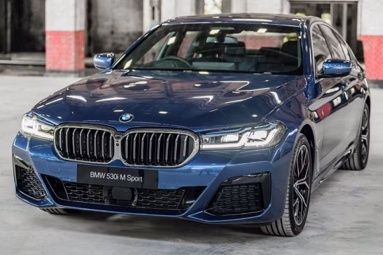 Về mặt an toàn, cả hai mẫu xe sang BMW 5 Series 2021 đều được trang bị gói Hỗ trợ lái xe bao gồm phanh khẩn cấp tự động, hỗ trợ giữ làn đường và giám sát điểm mù với cảnh báo phương tiện cắt ngang phía sau.