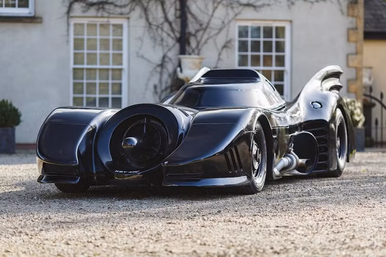 Một phiên bản siêu xe Batmobile vừa được nhà bán đấu giá Bonhams chào bán tại Anh quốc. Chiếc xe này được chế tạo giống với mẫu siêu xe do siêu anh hùng Người Dơi cầm lái và xuất hiện trong bộ phim điện ảnh Batman (1989).