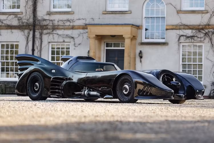 Theo thông tin từ Bonhams, chiếc Batmobile đặc biệt này được xây dựng dựa trên khung gầm của Ford Mustang đời 1965 và được cho là thực hiện bởi xưởng độ Z Cars.