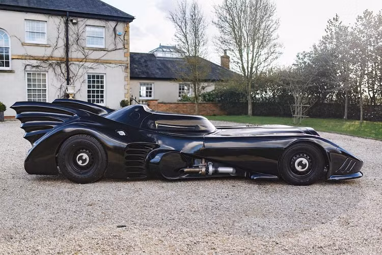 Mẫu xe Batman này có chiều dài tổng thể khoảng 6,7 m khi có phần mui xe kéo dài và chi tiết tạo hình cánh dơi vuốt về sau ở phần đuôi. Khoang lái được thiết kế với 2 chỗ ngồi và tay lái đặt bên phải, phù hợp với quy định lái xe bên trái ở Anh quốc.
