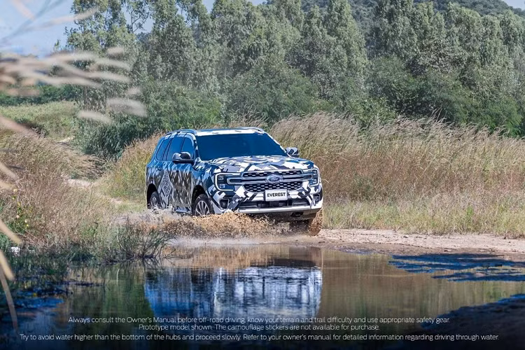 Trong đoạn video này, thiết kế ngoại thất của Ford Everest 2022 mới đã lộ diện rõ ràng hơn. Qua đó, có thể thấy phần lớn thân vỏ của mẫu SUV hạng D này là dùng chung với Ford Ranger 2022. Đúng như những hình ảnh chụp trên đường thử tại Thái Lan cách đây không lâu, Ford Everest 2022 sở hữu thiết kế đầu xe khá giống với Ranger mới.