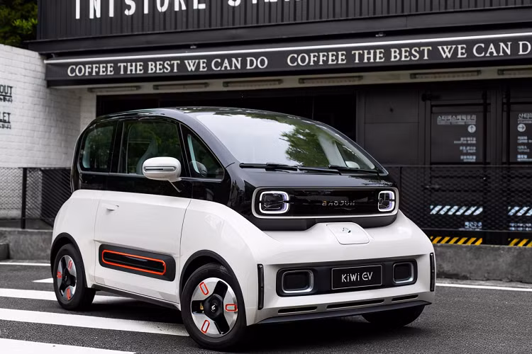 Hiện giá xe Wuling Hongguang Mini EV và Kiwi EV tại thị trường Indonesia vẫn chưa được hé lộ. Trong khi đó, tại thị trường Thái Lan, Wuling Hongguang Mini EV có giá khởi điểm từ 369.000 Baht (khoảng 267 triệu đồng). Giá bán tương ứng của Kiwi EV tại Trung Quốc là 69.800 Nhân dân tệ (244 triệu đồng).