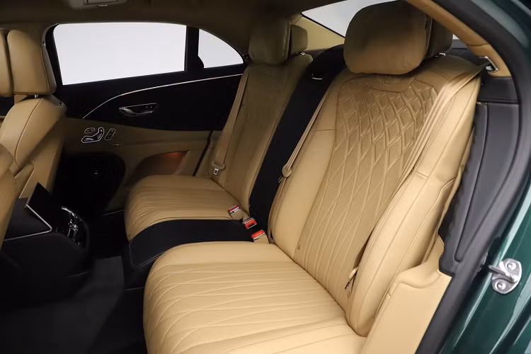 Bentley Flying Spur First Edition 2021 còn có màn hình xoay 3 chế độ độc đáo giống với trên mẫu xe Continental GT thế hệ thứ 3 đã có ít nhất 2 chiếc về Việt Nam. Một chế độ sẽ là những mảnh gỗ ốp cao cấp, trong khi hai chế độ còn lại là màn hình cảm ứng 12.3 inch phục vụ thông tin giải trí và một chế độ gồm ba đồng hồ cơ. 