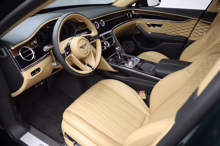 Trong khi đó, các ghế ngồi của Bentley Flying Spur First Edition 2021 màu xanh lá cây độc nhất Việt Nam được thêu quả trám và phần da bọc trong khoang lái của xe được Bentley trang trí theo phong cách ba chiều hoàn toàn mới, đây là lần đầu được giới thiệu dành cho mẫu xe Bentley Flying Spur First Edition 2021. Xe còn có thêm các chi tiết ốp gỗ veneer hai tông màu Liquid Amber và Grand Black.