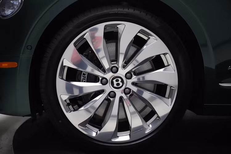 Bentley Flying Spur 2021 bản First Edition mới về nước được chủ nhân lên cấu hình với ngoại thất xe có màu sơn xanh Peacock và còn đi kèm bộ vành hợp kim 22 inch được bộ phận Mulliner làm riêng, đánh bóng nổi bật và cùng nhiều chi tiết ấn tượng khác chẳng hạn như logo " The Flying B" thò thụt lần đầu tiên được trang bị cho dòng xe Bentley Flying Spur.