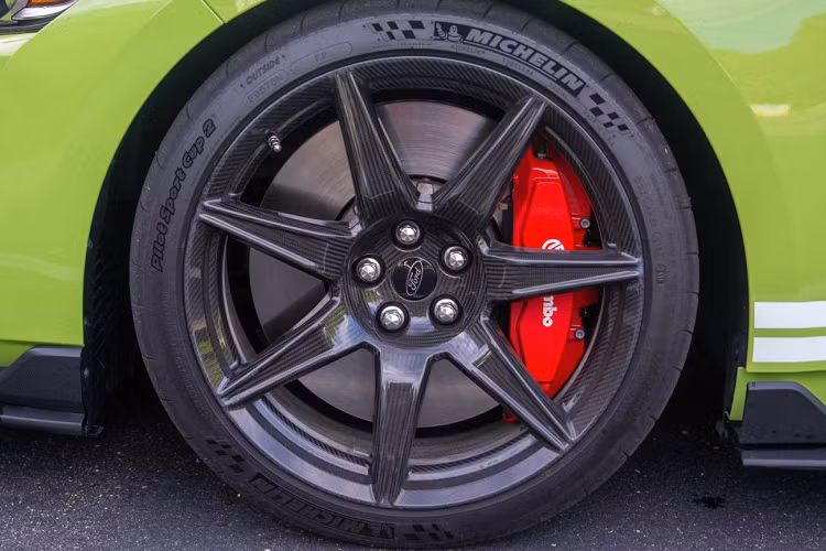 Ở đời xe 2021, Ford vẫn trang bị cho Shelby GT500 khối động cơ Predator V8 dung tích 5,2 lít siêu nạp. Khối động cơ này có công suất cực đại 760 mã lực và mô-men xoắn tối đa 847 Nm. Ford Shelby GT500 là một trong những mẫu xe mạnh mẽ nhất từng được Ford sản xuất thương mại. Không những thế, “siêu rắn” còn là một trong những chiếc nhanh nhất, nó có thể đạt tốc độ 100 km/h trong 3,5 giây, hoàn thành ¼ dặm trong 11 giây. Xe được trang bị hộp số ly hợp kép 7 cấp thay cho hộp số sàn và hộp số tự động thông thường của Ford.