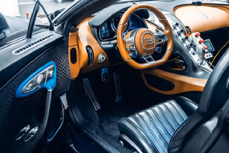 Được gọi bằng cái tên thân mật là "Four Five", chiếc Bugatti Chiron 4-005 này gắn bó với 13 kỹ sư, nhà khoa học máy tính và nhà vật lý học. Mỗi người sẽ chịu trách nhiệm phát triển một bộ phận cụ thể cho siêu xe Bugatti Chiron như hệ thống định vị mới, tính năng hội đàm hoặc giao diện HMI. Trước khi siêu xe Bugatti Chiron ra mắt vào năm 2016, chiếc xe nguyên mẫu Four Five đã bị ngụy trang kín mít bằng bạt nhựa bên ngoài để tránh những ánh mắt nhòm ngó của người đi đường và cánh săn ảnh.