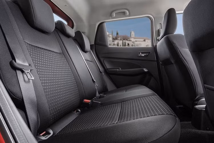 Điều thú vị là Suzuki Swift 2021 tại Thái Lan không còn hộp số sàn. Thay vào đó, động cơ chỉ đồng hành với hộp số biến thiên vô cấp CVT, truyền sức mạnh tới cầu trước. Theo hãng Suzuki, Swift mới sẽ tiết kiệm nhiên liệu hơn với mức tiêu thụ trung bình 23 km/lít (khoảng 4,3 lít/100 km).