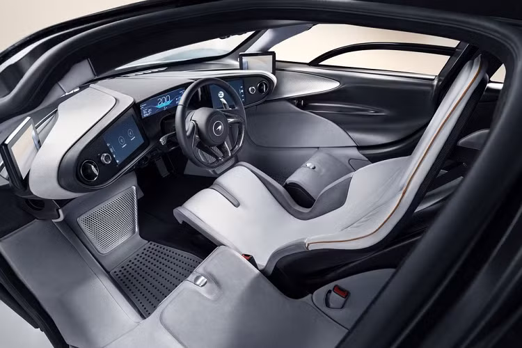 McLaren Speedtail tại Thái Lan là siêu xe hoàn toàn mới, ra mắt vào tháng 10/2018 và thuộc dòng Ultimate Series. McLaren Speedtail sử dụng hệ thống động cơ hybrid xăng-điện với tốc độ tối đa 391 km/h. Speedtail được khẳng định là siêu xe nhanh và sang trọng nhất của McLaren. Được ra đời để tri ân siêu xe huyền thoại F1, McLaren Speedtail sở hữu không gian nội thất chỉ có 3 chỗ ngồi với ghế lái bằng sợi carbon nằm giữa.