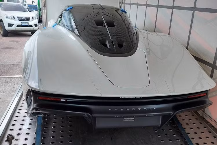 McLaren Speedtail giới hạn 106 chiếc trên toàn thế giới và chưa rõ chiếc mới về Thái Lan thuộc diện xe trưng bày hay thuộc sở hữu của đại gia nước này. Nếu đại gia Thái mua McLaren Speedtail, đây có thể xem là tin tức khá chấn động trong giới mê xe ở thế giới. Lý do nằm ở việc Thái Lan là 1 trong số những nước có giá siêu xe cao nhất thế giới. Siêu xe triệu đô McLaren Speedtail đầu tiên đến Thái Lan có màu sơn bạc cùng với nhiều chi tiết carbon.