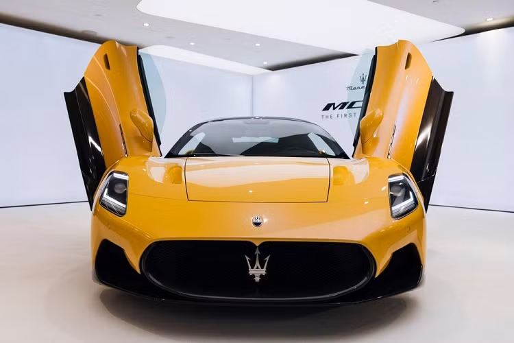 Những hình ảnh hiếm hoi về siêu xe Maserati MC20 đầu tiên về dải đất hình chữ S có ngoại thất sơn màu vàng rất nổi bật đi kèm với đó là hàng loạt chi tiết sơn đen nhám. Chiếc xe Maserati MC20 này được nhập khẩu không chính hãng và hứa hẹn sẽ là 1 phần không thể thiếu cho ai thích sưu tầm xe trong nước.