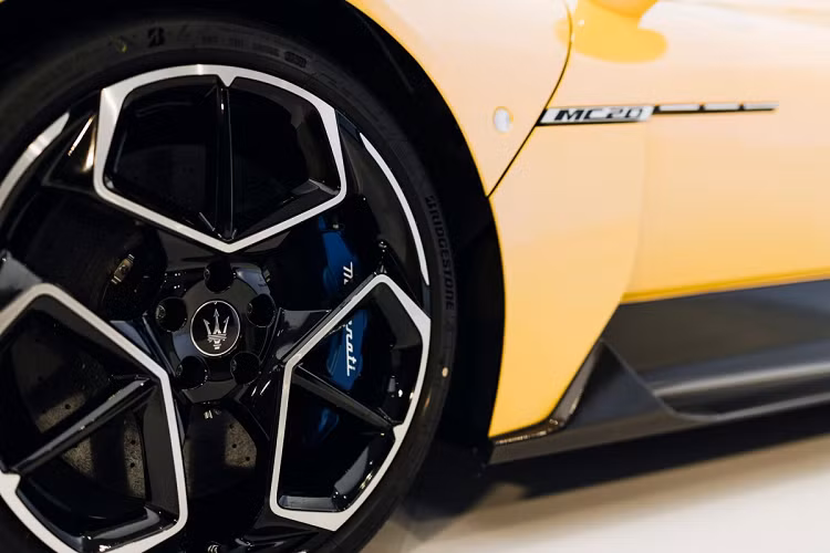 Khoang lái xe Maserati MC20 sử dụng da cap cấp, carbon nhám và các chi tiết nhôm, điểm ấn tượng trong nội thất của siêu xe Maserati MC20 lại đến từ tiết kế tối giản, giúp người điều khiển chỉ tập trung vào việc trải nghiệm khối động cơ V6 mạnh mẽ của xe. Ở bảng điều khiển trung tâm có núm điều chỉnh các chế độ lái, và số lùi.
