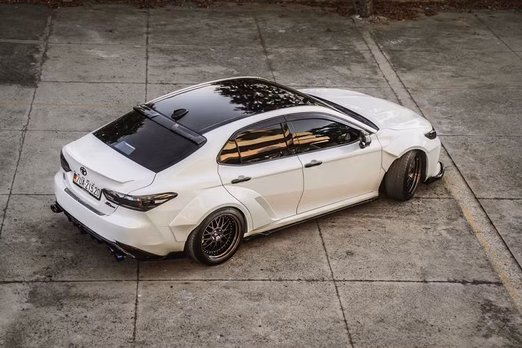 Trong đó, riêng công đoạn lắp ráp bộ widebody mới lên xe mất khoảng 20 ngày với nhiều thao tác từ cắt bỏ vòm bánh xe nguyên bản, lắp lưới tản nhiệt mới, mâm xe được thay thế sang dạng đa chấu tối màu của Nhật Bản, cùm phanh màu vàng của Brembo hay cụm đèn hậu phía sau tinh chỉnh, hệ thống ống xả kép bằng titan mới.