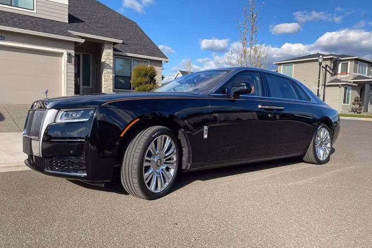 Thế hệ mới của Rolls-Royce Ghost 2021 mới trình làng quốc tế từ 10 tháng trước và chính thức "đặt lốp" tới khu vực Đông Nam Á từ cuối tháng 10/2020, nhưng tới nay chiếc xe siêu sang này mới về tới Việt Nam và thông qua nhập khẩu tư nhân chứ không phải chính hãng như các nước bạn.