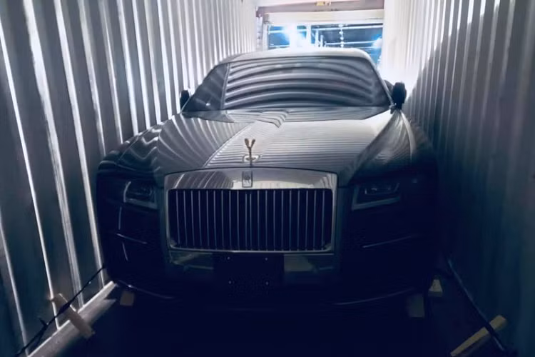 Rolls-Royce Ghost 2021 tại Việt Nam thuộc bản trục cơ sở dài, xe có ngoại thất 2 tông màu cao cấp với nửa trên màu xám và nửa dưới màu đen, kết hợp đường coachline màu nâu độc đáo. Đi kèm là bộ mâm sáng loáng càng làm tăng thêm vẻ sang trọng của xe.