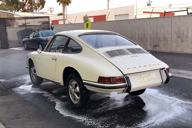 Một điểm đáng lưu ý là chiếc Porsche này dường như bị thiếu động cơ và không có thông tin về lý do tại sao không có gì dưới nắp phía sau, nhưng có lẽ chủ nhân hiện tại sẽ sớm tái tạo cho nó một động cơ mới vì anh ta chia sẻ đang rao bán nó với giá lên tới 300.000 USD.