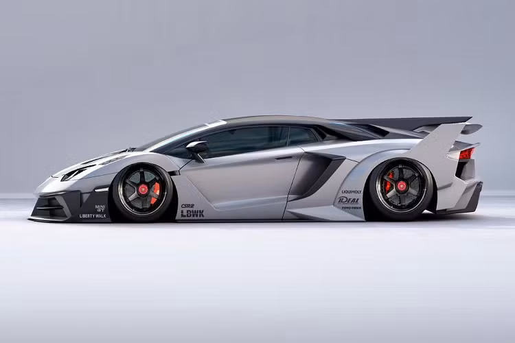 Nhìn từ bên hông, gói độ mới khiến chiếc Aventador giống như một mẫu xe đua hơn là một chiếc siêu xe có thể chạy trên đường. Nó được bổ sung thêm các tấm ốp sườn mới, vòm bánh xe rộng hơn đáng kể so với các gói nâng cấp Liberty Walk trước đây. Bộ mâm tùy biến, hệ thống treo khí nén có thể điều chỉnh độ cao.