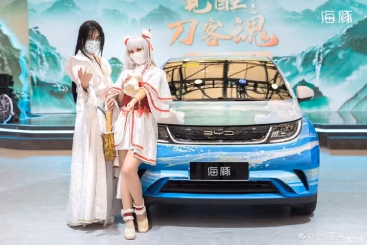  BYD Dolphin 2021 mới là mẫu xe hatchback chạy điện cỡ C hoàn toàn mới, dự định sẽ được bày bán trên thị trường toàn cầu, bao gồm cả châu Âu. Nhắm đến giới trẻ đam mê công nghệ, BYD Dolphin đã chính thức trình làng trong triển lãm game lớn nhất Trung Quốc ChinaJoy 2021 vừa qua.