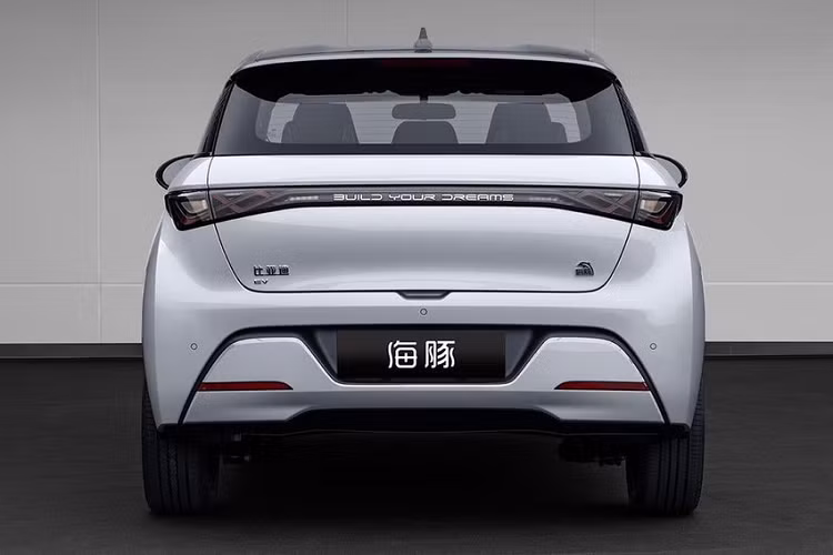 Bước vào bên trong BYD Dolphin, người dùng sẽ được chào đón bằng không gian nội thất có những đường nét uốn lượn mềm mại như dòng chảy. Trên mặt táp-lô của xe xuất hiện màn hình thông tin giải trí nằm độc lập và có thể xoay ngang hoặc dọc.