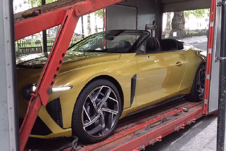 May mắn thay, chí ít rằng đoạn video ngắn ngủi cũng cho chúng ta thấy được tiếng gầm đầy uy lực của khối động cơ 650 mã lực. Mặc dù chỉ xuất hiện một cách chớp nhoáng, nhưng có thể thấy rằng khoang cabin sử dụng các điểm nhấn từ gỗ Riverwood siêu hiếm, ghế ngồi làm từ vải len tự nhiên và thảm trải sàn dệt từ len nguyên chất Wilton.