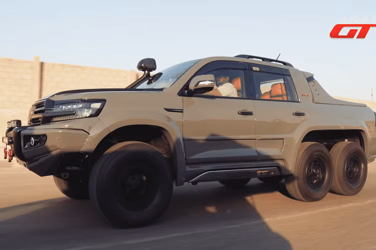 Sau khi giới thiệu một chiếc Lexus LX mui trần hoang dại được chế tạo riêng cho nghề nuôi chim ưng, những con người tạo kênh YouTube “ArabGT” đã trở lại với một chiếc xe độ độc đáo khác. Thật trùng hợp, chiếc xe lần này chính là dựa trên người anh em phổ biến hơn của LX, Toyota Land Cruiser hàng khủng.
