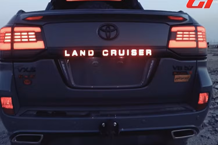Nhìn chung, việc biến một chiếc Toyota Land Cruiser phổ thông thành một chiếc xe bán tải 6 bánh với nội thất sang trọng hẳn là rất tốn kém và mất nhiều thời gian. Đây chắc chắn là một chiếc xe độ độc đáo vô cùng, và mặc dù nó không phải là một chiếc xe 6x6 thực sự, chúng ta vẫn phải khen ngợi những nỗ lực của Hussein trong việc tạo ra một trong những chiếc L200 thú vị nhất trên đời.