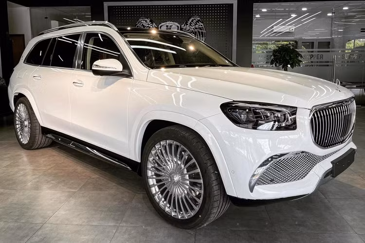 Xe có ngoại thấy màu trắng cùng với đó là nhiều chi tiết mạ crôm bóng loáng. Kích thước xe với chiều dài 5.205 mm và chiều dài cơ sở 3.135 mm. Để giúp khách hàng có thể phân biệt với GLS thường, Mercedes-Maybach GLS 2021 được trang bị lưới tản nhiệt đặc trưng với các nan nằm dọc, viền hốc gió, tấm ốp bảo vệ gầm dưới cản trước/sau và cột B mạ crôm sáng bóng cũng như nửa thân xe bên dưới màu đen bóng.