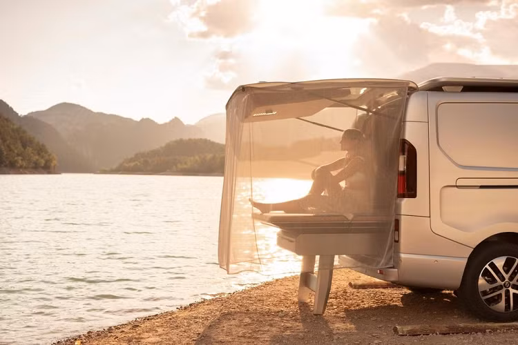 Cabin được tách biệt với phần đuôi xe, thiết kế phong cách nhưng mang hơi hướng hoài cổ. Không gian phía sau thực tế là một khách rộng rãi kiêm phòng ngủ cho hai người lớn. Renault loại bỏ gian bếp nhỏ thông thường, sử dụng tất cả không gian nội thất để lắp đặt một băng ghế tính mô-đun có thể trở thành giường kích thước 1,45 x 1,95 mét, hoặc phòng tắm nắng trượt ra cửa hậu khi cần thiết.