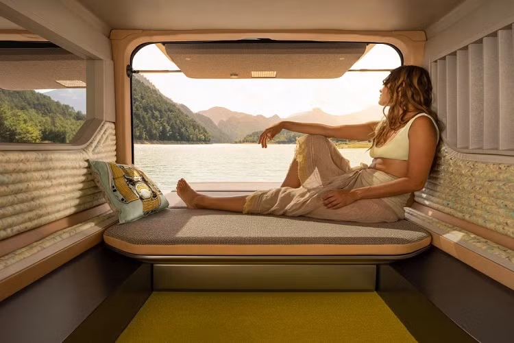 Để phù hợp với phần "hippie" trong tên gọi, chiếc xe này sử dụng màu sắc rất cổ điển. Chế tạo dựa trên Renault Trafic 2022, nó được sơn hai màu với nội thất tương phản. Cabin sử dụng các chất liệu cao cấp thân thiện môi trường: len, gỗ hiếm, vải lanh và những thứ có nguồn gốc từ thực vật.