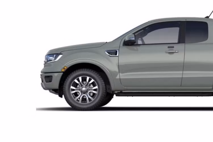 Trong số đó, Ford Ranger Wildtrak thế hệ mới được thừa hưởng các tính năng hỗ trợ lái tiên tiến như trước đây, bao gồm hệ thống phanh khẩn cấp tự động và hỗ trợ giữ làn. Tuy nhiên, xe đã được bổ sung tấm che thùng xe có con lăn trợ lực, dễ dàng thu gọn lại khi không dùng đến.
