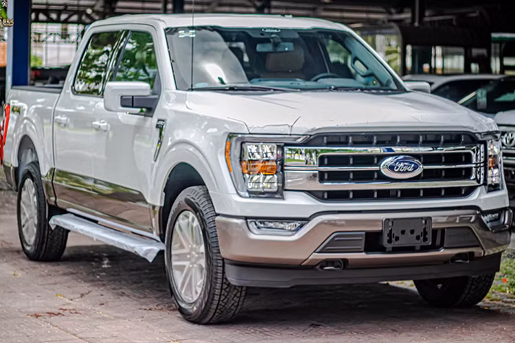 Chúng ta biết rằng, các dòng siêu bán tải Ford F-150 hay Toyota Tundra đa số được nhập từ thị trường Mỹ. Tuy nhiên, tình trạng thiếu chip hiện nay đã khiến các hãng xe tại Mỹ như Ford và Toyota đang gặp khó khăn trong việc sản xuất xe mới để giao cho khách hàng và các đại lý.