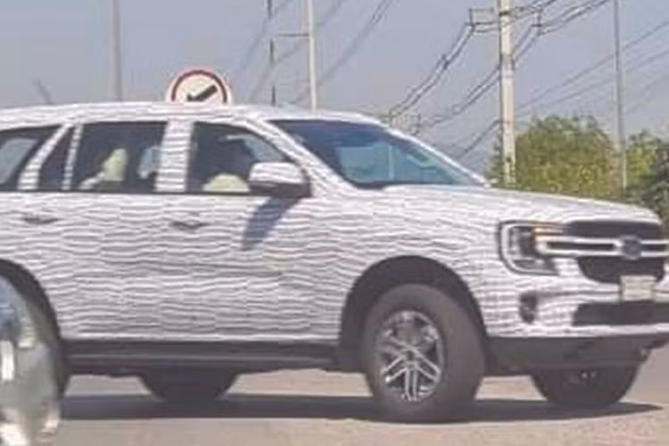 Qua những hình ảnh chụp trên đường thử, có thể thấy mẫu xe SUV Ford Everest 2022 sở hữu thiết kế đầu xe khá giống với Ranger mới. Trên đầu xe cũng có cụm đèn pha LED hình chữ "C" mới, được bao quanh bằng dải đèn LED định vị ban ngày. Nằm giữa đèn pha là lưới tản nhiệt mới, được chia đôi bằng nan kép tích hợp logo của hãng Ford.
