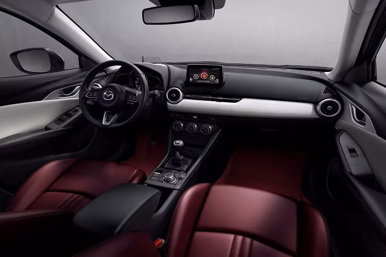 Hai phiên bản Maxx Sport và Maxx Sport LE được bổ sung gương chiếu hậu chống chói tự động, phiên bản Touring có thêm kiểm soát đèn pha tự động và cảnh báo lệch làn đường. Mazda CX-3 đời 2021 cũng được bổ sung thêm tùy chọn màu sơn ngoại thất xám Polymetal Grey Metallic.