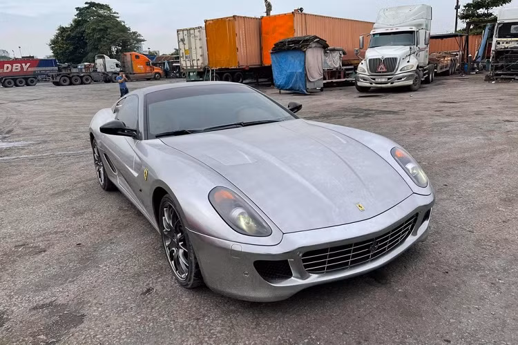 Mãi đến đầu tháng 6/2021 này, một trang về siêu xe ở thành phố Hoa Phượng Đỏ đã chia sẻ thêm "nhan sắc" của chiếc siêu xe Ferrari 599 GTB này và cho thấy ngoại thất cũng như khoang lái xe được phối màu khá lạ.