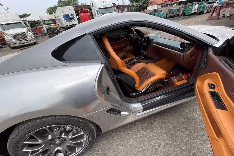 Chiếc siêu xe Ferrari 599 GTB của một doanh nhân kín tiếng sinh sống ở Hải Phòng được nhập về nước khá bí ẩn, trước đó, Chi cục Hải quan Hải Phòng từng thông báo tổ chức bán đấu giá lô tang vật bị tịch thu sung quỹ nhà nước do vi phạm hành chính về xuất nhập khẩu, trong số này, có một chiếc siêu xe mang thương hiệu Ferrari 599 GTB Fiorano được bán đấu giá với mức khởi điểm từ 1,3 tỷ đồng.