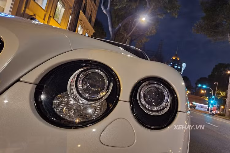 Là phiên bản hiệu năng cao của Bentley Continental thế hệ đầu tiên (nằm trên cả bản GT), Continental SuperSports khi đó chỉ được sản xuất với số lượng giới hạn 1.900 chiếc toàn thế giới, gồm cả coupe và mui trần. Tại Việt Nam, chỉ có vỏn vẹn 3 chiếc Continental SuperSports thế hệ đầu được ra biển và lăn bánh trên đường, bao gồm 2 chiếc coupe và một chiếc mui trần màu đỏ.