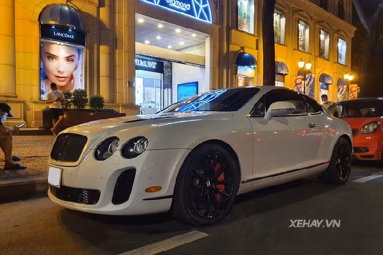 Xe siêu sang Bentley Continental SuperSports còn được trang bị bộ mâm 20 inch màu đen bóng bằng hợp kim siêu nhẹ, tăng 1 inch so với bộ mâm của bản GT. Kèm theo đó còn là bộ lốp hàng hiệu Pirelli 275/35ZR20 giúp gia tăng độ bám đường cùng bộ phanh đĩa gốm carbon màu đỏ nổi bật.