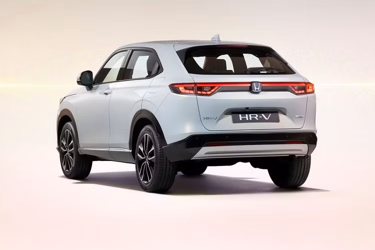 Tiếp tới là hệ truyền động hybrid e:HEV, bao gồm một động cơ xăng 1.5l chu trình Atkinson, sản sinh công suất 106 mã lực/127 Nm mô-men xoắn, kết hợp cùng 2 mô-tơ điện, sản sinh công suất 131 mã lực/253 Nm mô-men xoắn.