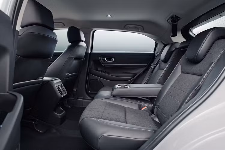 Là một mẫu CUV cỡ B mới, Honda HR-V 2021 cũng không thiếu đi gói an toàn Honda Sensing với loạt hệ thống như kiểm soát hành trình thích ứng, cảnh báo chệch làn đường, phanh khẩn cấp tự động có chức năng phát hiện người đi xe đạp và người đi bộ, hỗ trợ ngăn nhầm chân ga, hỗ trợ giữ làn đường, đèn pha tự động, cảnh báo điểm mù và đặc biệt là hệ thống hỗ trợ đổ đèo...